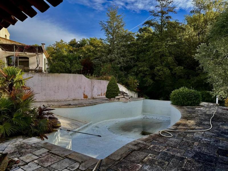 Propriété - 230 m² - 8 pièces