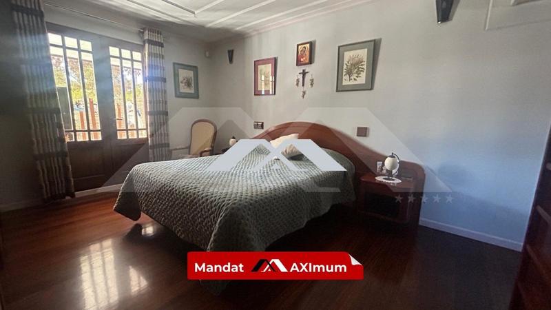 Maison - 250 m² - 7 pièces