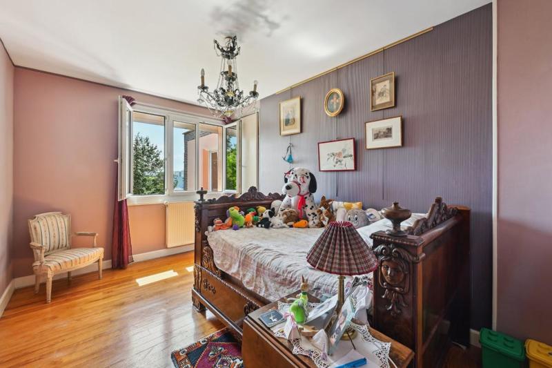 Maison - 220 m² - 8 pièces