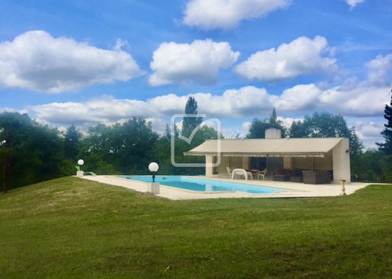 Maison - 250 m² - 15 pièces