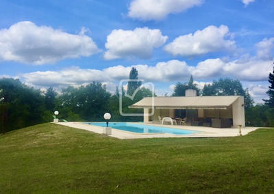 Maison - 250 m² - 15 pièces