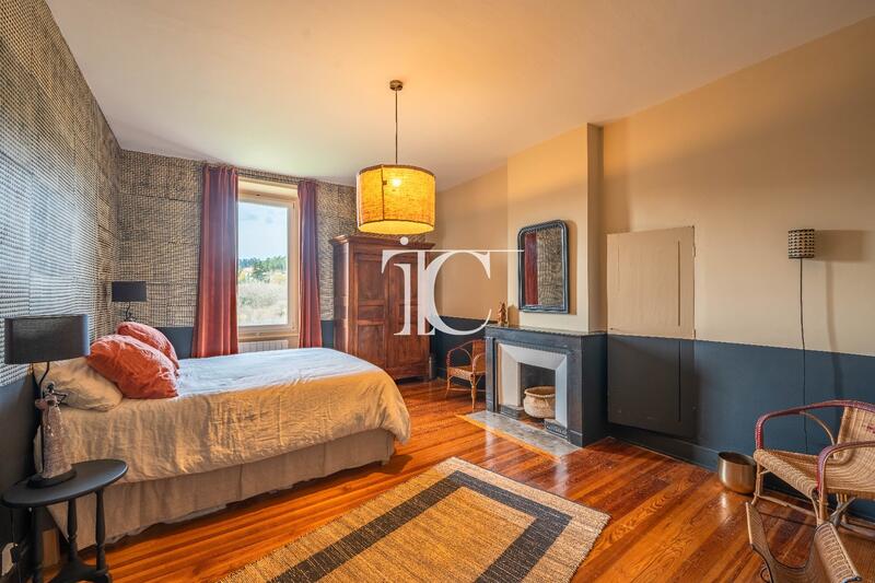 Maison - 334 m² - 8 pièces