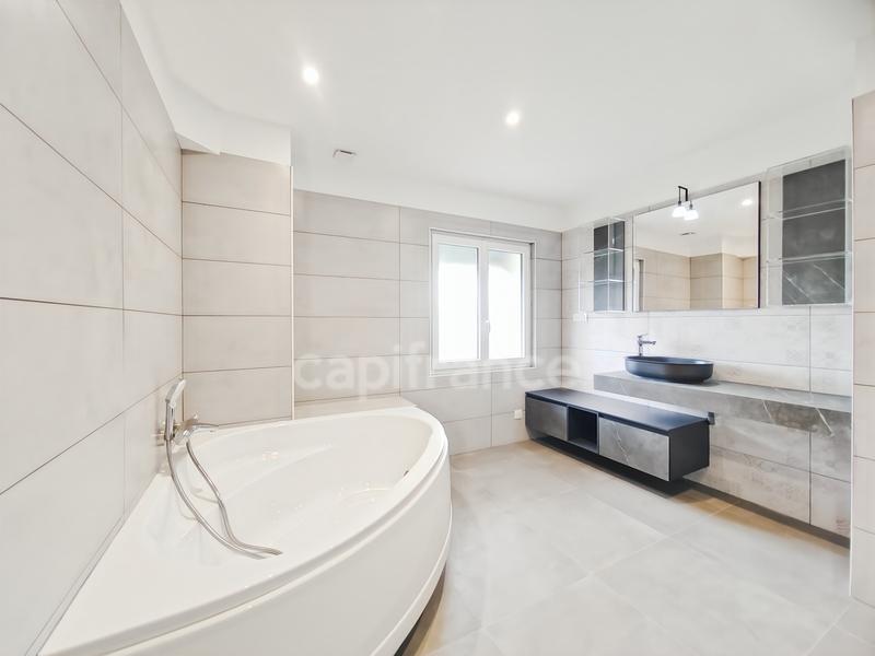 Maison - 230 m² - 9 pièces