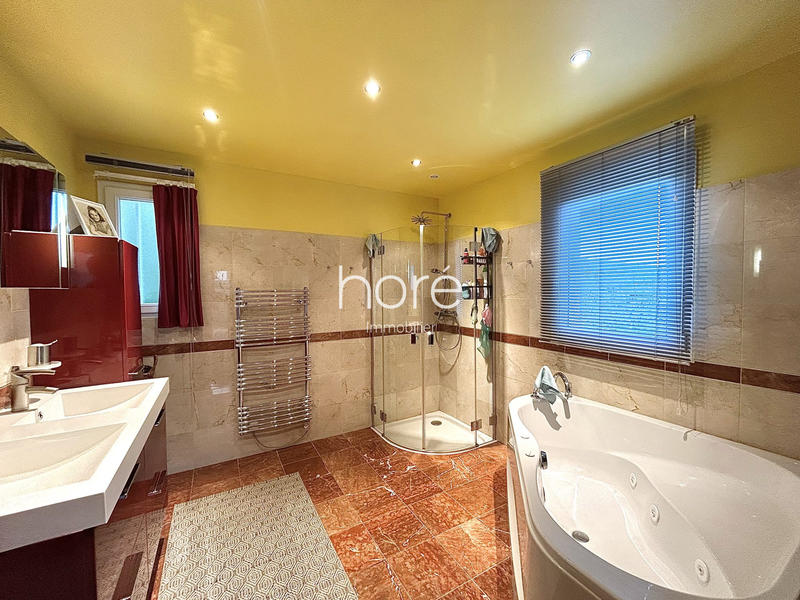 Maison - 236 m² - 6 pièces