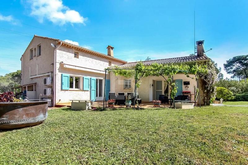 Maison - 238 m² - 9 pièces