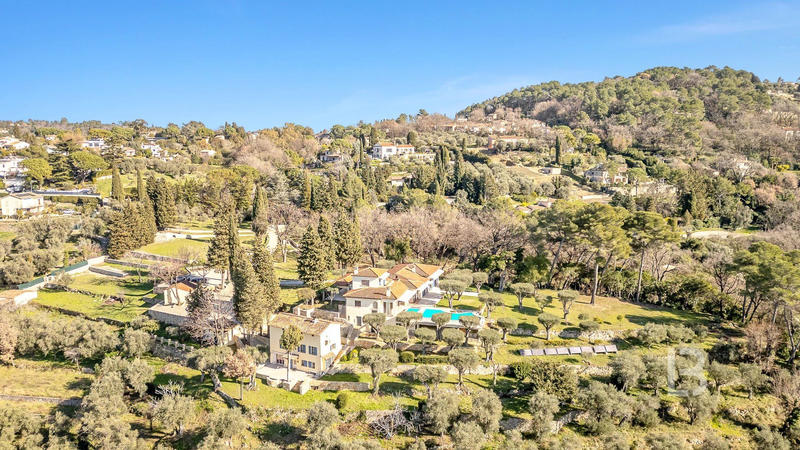 Maison - 390 m² - 12 pièces