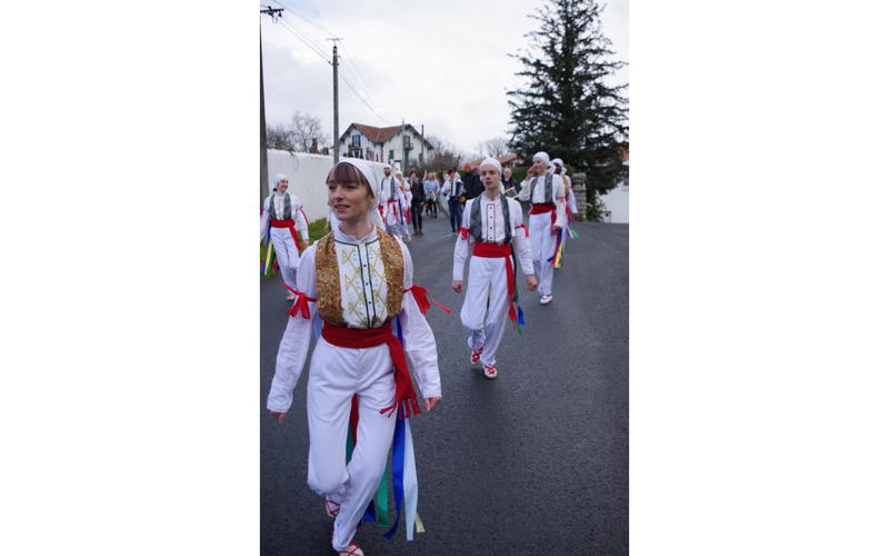 Libertimendua dans le cadre du carnaval  : défilé, théâtre, danse, bertsulariak (versificateurs en basque)