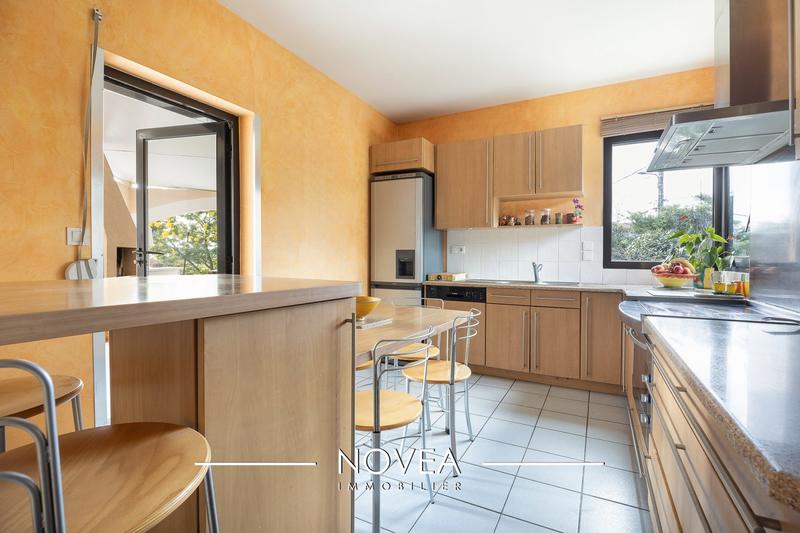 Maison - 242 m² - 10 pièces
