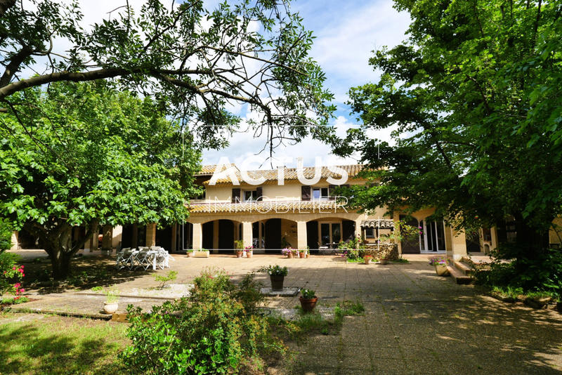 Maison - 255 m² - 8 pièces