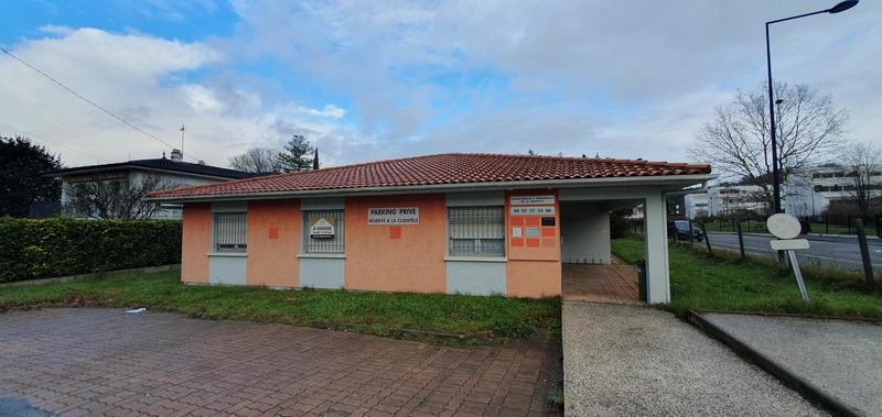 Local d'activité / Entrepôt - 334 m² - 12 pièces