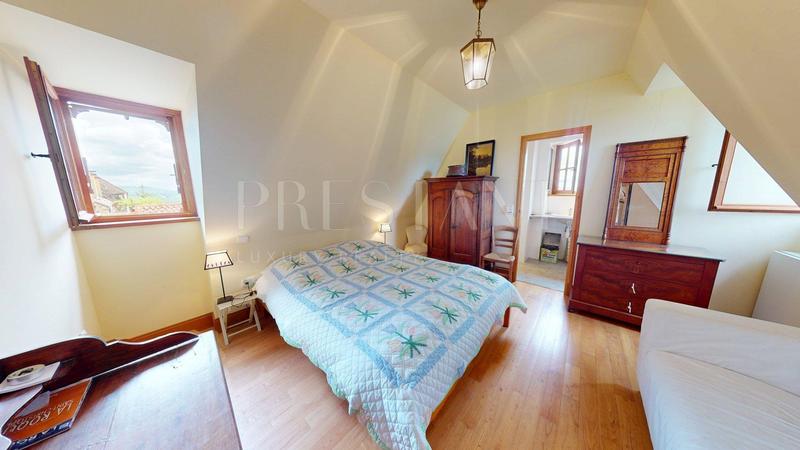 Demeure - 248 m² - 10 pièces