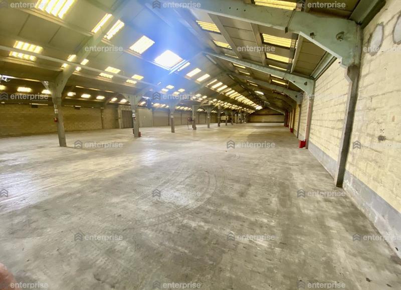 Entrepôt - 3 600 m²