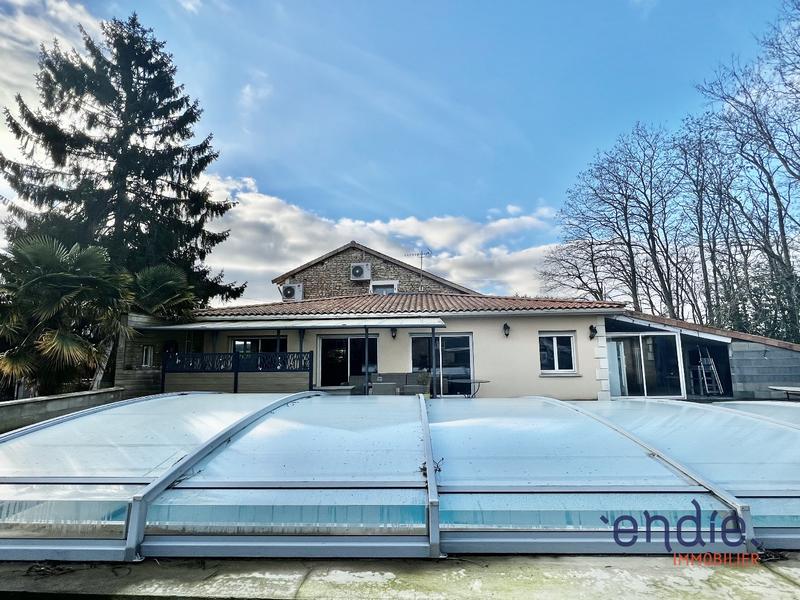 Maison - 372 m² - 12 pièces