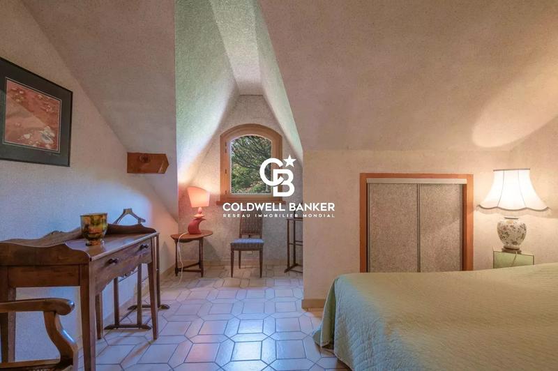 Propriété - 366 m² - 10 pièces