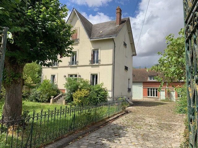 Maison - 230 m² - 8 pièces