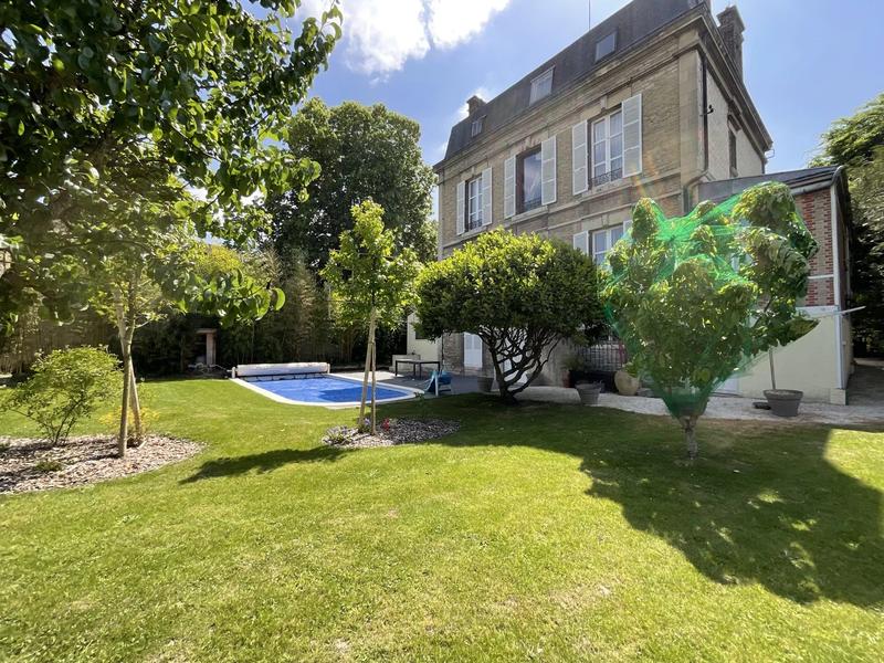 Maison - 252 m² - 9 pièces