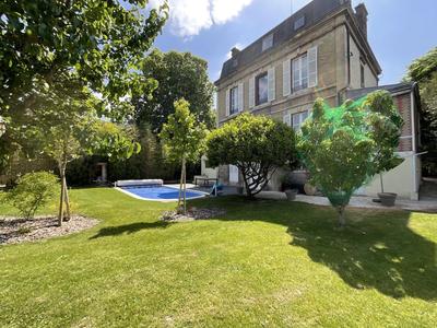 Maison - 252 m² - 9 pièces