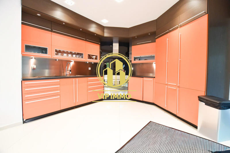 Maison - 241 m² - 6 pièces