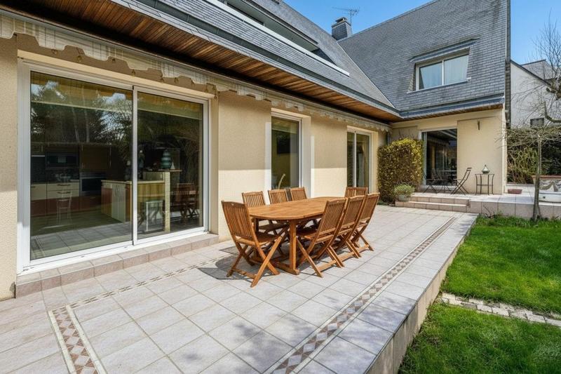 Maison - 241 m² - 8 pièces