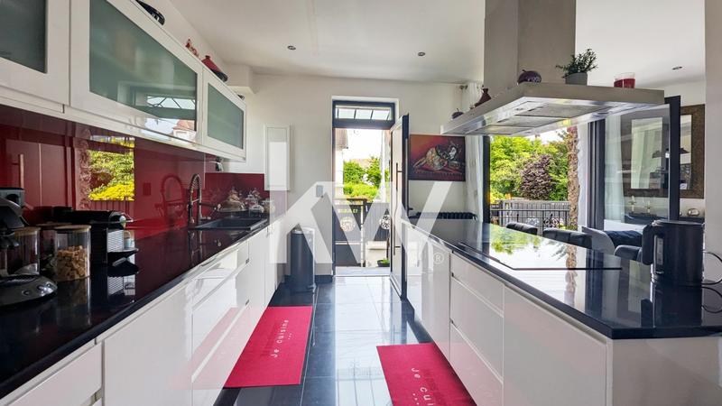 Maison - 251 m² - 9 pièces