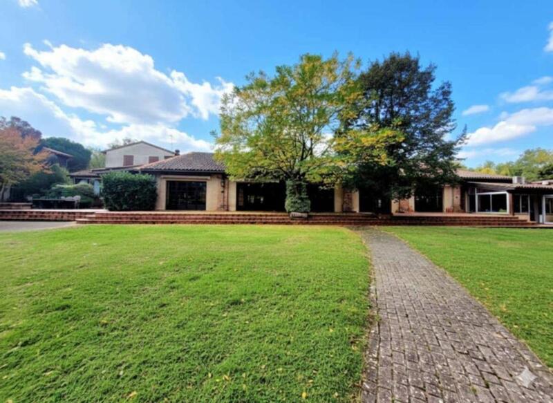 Maison - 1 460 m² - 30 pièces