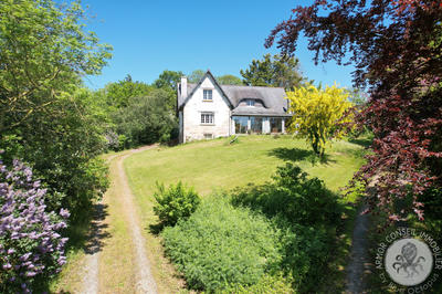 Maison - 245 m² - 10 pièces