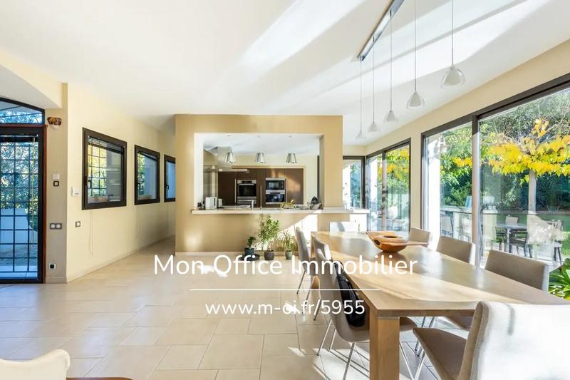 Maison - 260 m² - 6 pièces