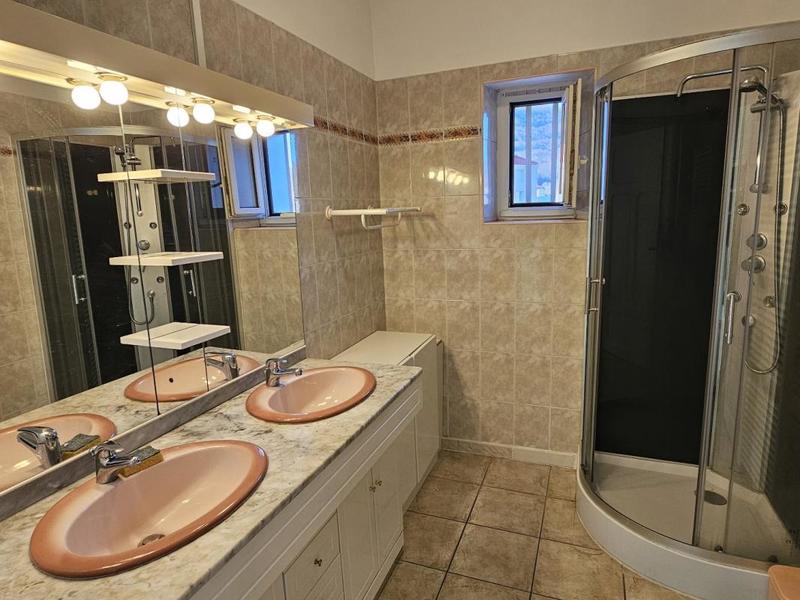 Maison - 107 m² - 9 pièces