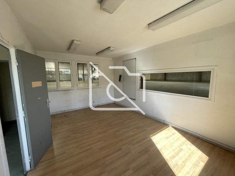 Entrepôt - 1 664 m²