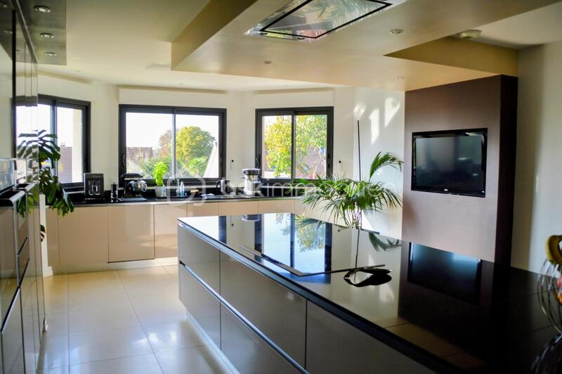 Maison - 280 m² - 8 pièces