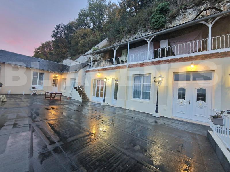 Maison - 220 m² - 8 pièces