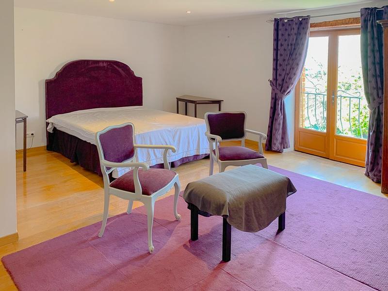 Mas - 896 m² - 25 pièces