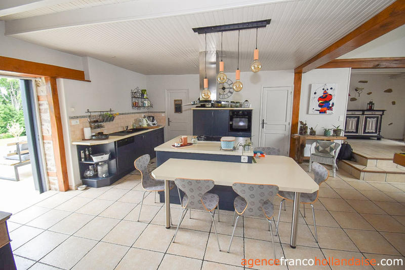 Maison - 216 m² - 9 pièces