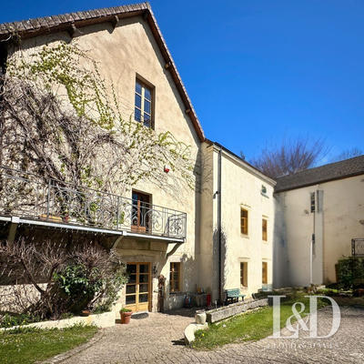 Maison - 1 200 m² - 26 pièces