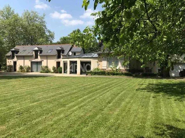 Propriété - 245 m² - 9 pièces