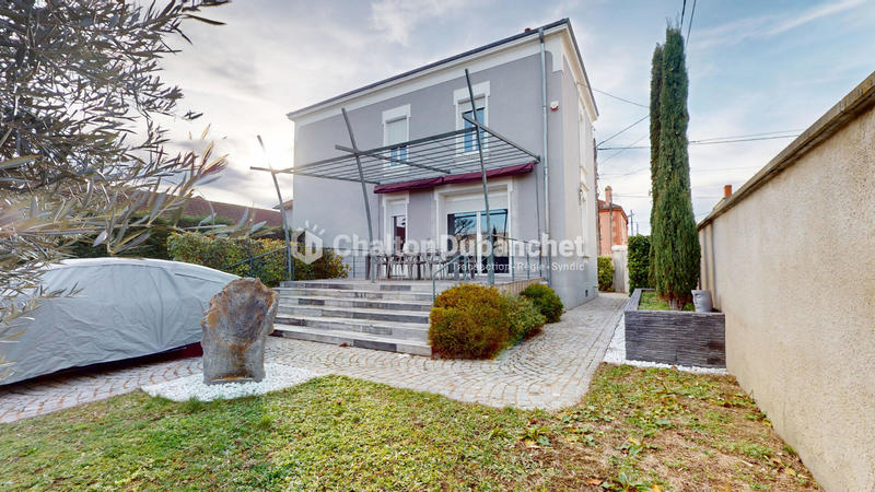 Maison - 220 m² - 8 pièces