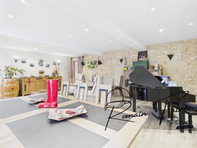Maison - 221 m² - 6 pièces