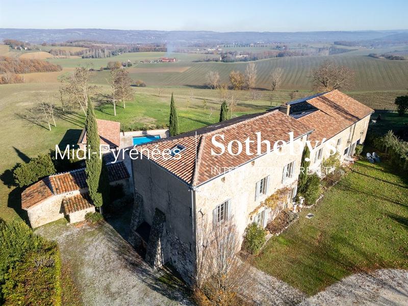 Maison - 397 m² - 9 pièces