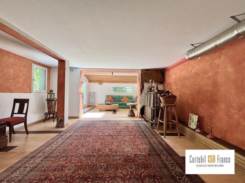 Villa - 251 m² - 8 pièces