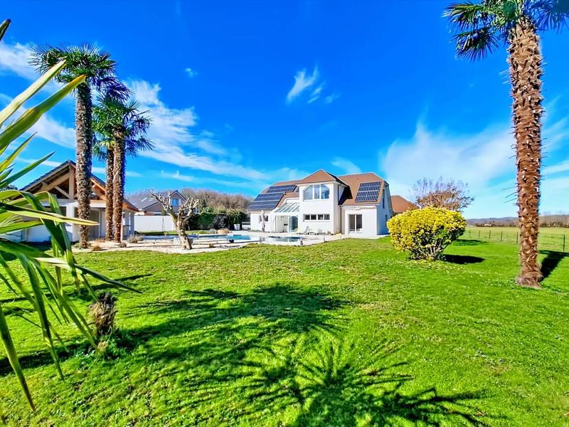 Maison - 220 m² - 7 pièces