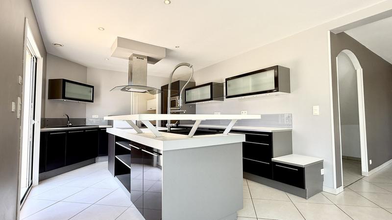 Maison - 244 m² - 6 pièces