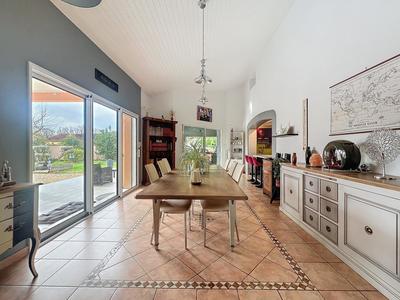 Maison - 210 m² - 6 pièces