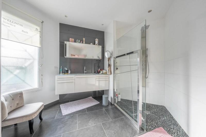 Maison - 233 m² - 7 pièces