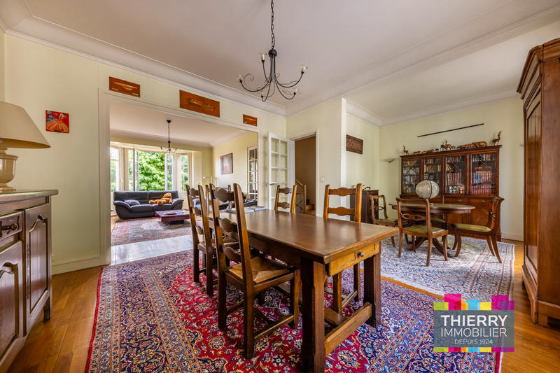 Maison - 238 m² - 8 pièces