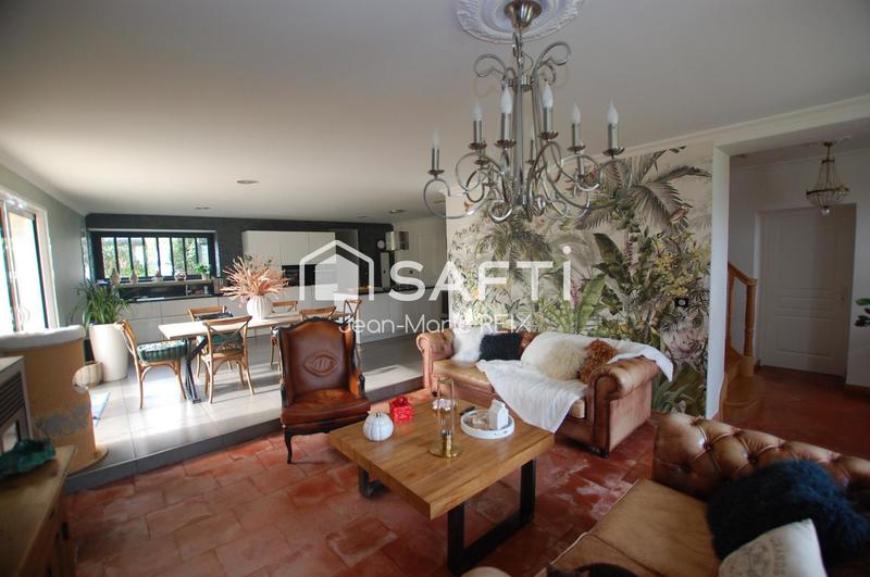 Maison - 220 m² - 6 pièces