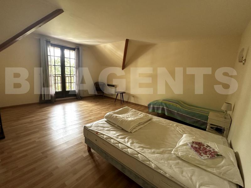 Maison - 233 m² - 9 pièces