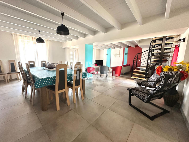 Maison - 225 m² - 9 pièces