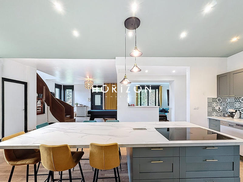 Maison - 202 m² - 7 pièces