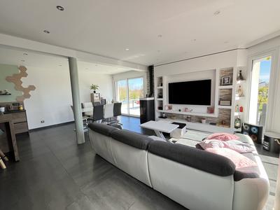 Maison traditionnelle - 151 m² - 6 pièces