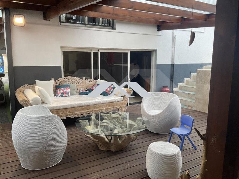 Maison - 330 m² - 8 pièces